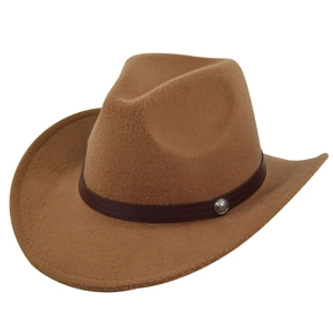 Dettaglio cappello cowboy in feltro kaki con cintura in pelle goffrata e fibbia in metallo