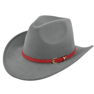 Detail eines grauen Filzhutes mit rotem Lederband und goldener Schnalle im Western-Stil
