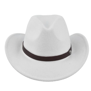 Dettaglio cappello cowboy in feltro bianco con fascia in pelle marrone e fibbia in metallo