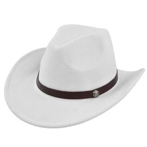 Dettaglio macro del cappello da cowboy in feltro bianco con fascia in pelle e fibbia