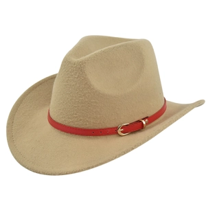 Detailansicht des khakifarbenen Filz-Cowboyhuts mit rotem Ledergürtel und goldener Schnalle