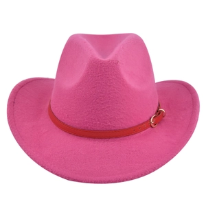 Detailansicht des pinkfarbenen Filz-Cowboyhuts mit rotem Lederband und goldener Schnalle