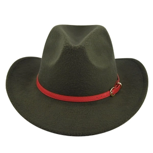 Detail von olivgrünem Cowboyhut aus Wollfilz mit rotem Lederband und Gold-Schnalle