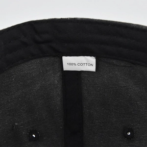 Detail van de binnenkant van de katoenen baseballpet met waslabel en stiksel