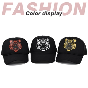 Detailansicht schwarzer Trucker Caps mit roten, weißen und gelben Tiger-Prints im Detail