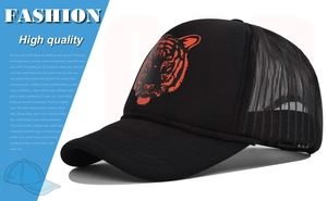 Detailansicht des Tiger-Prints auf der schwarzen Trucker-Kappe mit atmungsaktivem Netz