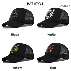 Detailansicht der Tiger-Print Trucker-Caps in vier Farben mit Mesh und gebogenem Schirm