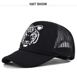 Detail der Tiger-Aufdruck auf schwarzer Mesh-Trucker-Kappe mit atmungsaktivem Netz