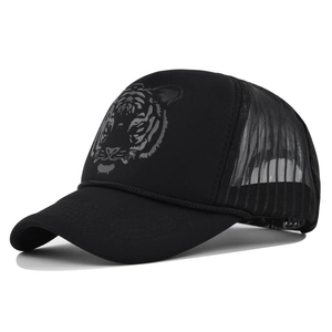Detail der Trucker-Cap mit Tiger-Print, schwarzem Mesh-Netz und verstellbarem Verschluss