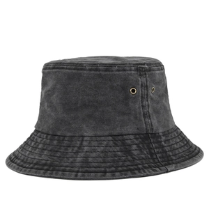 Nahaufnahme des Fischerhuts aus Baumwolle mit Metallösen und gesteppter Denim-Textur
