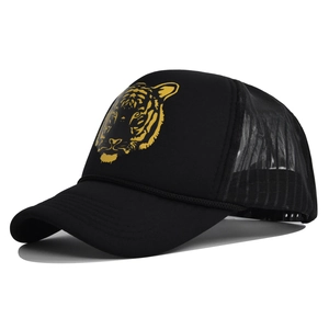 Detailansicht der schwarzen Trucker-Cap mit goldenem Tigerkopf-Print und Netzgewebe