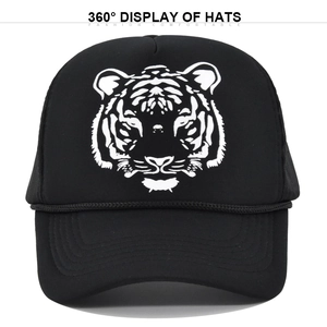 Detailansicht der schwarzen Trucker-Cap mit Tiger-Print, Mesh und Zierkordel vorne