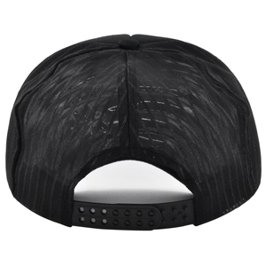 Rückansicht der schwarzen Trucker-Cap mit Netzgewebe und verstellbarem Snapback-Verschluss