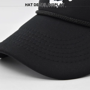 Detail der schwarzen Baseballkappe mit verstärkten Nähten und dekorativem Seilbesatz