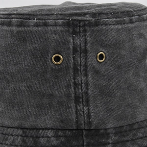 Detail eines gewaschenen Denim-Anglerhuts mit Metallösen und parallelen Nähten