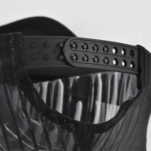 Detail des verstellbaren Snapback-Verschlusses und des schwarzen Mesh am Trucker Hat