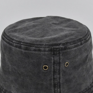 Detail eines gewaschenen Denim-Anglerhuts mit Metallösen und hochwertigen Nähten