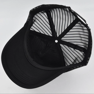 Innenansicht der schwarzen Mesh Trucker Kappe mit Baumwollkrempe und verstellbarem Riemen