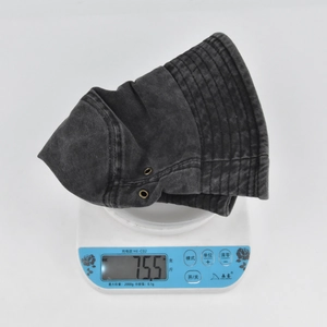 Dunkelgrauer Fischerhut aus gewaschenem Denim auf einer Waage mit 75,5 g Gewicht