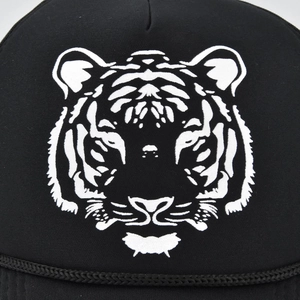 Schwarze Baseballkappe mit weißem Tigerprint und Zierkordel im Streetstyle-Design