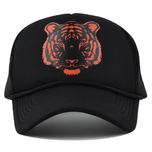 Klassische schwarze Mesh-Trucker-Kappe mit einem leuchtend roten Tigerkopf-Siebdruckmotiv