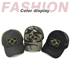 Détails de trois casquettes trucker en camouflage, gris et noir avec écusson du Brésil