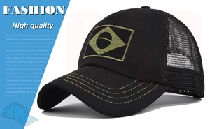 Détail de la casquette trucker brésilienne noire avec filet et écusson brodé