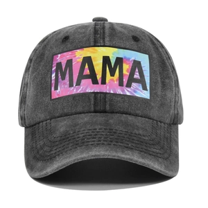 Detail van de MAMA tie-dye patch op een zwart gewassen katoenen distressed pet