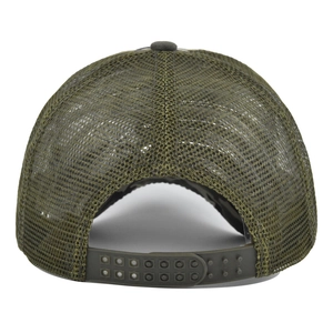 Détail d'une casquette trucker vert armée avec mesh respirant et réglage snapback