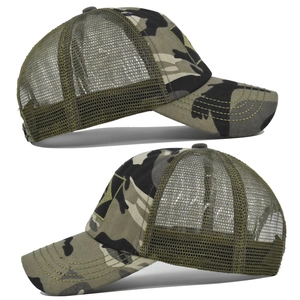 Détail de casquettes camouflage montrant le filet respirant et les broderies tactiques