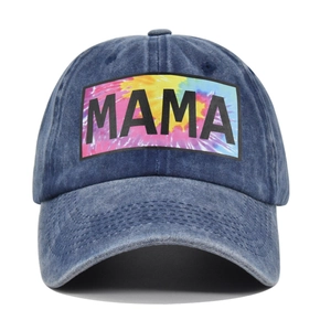 Detail van de MAMA-print op een gewassen denim honkbalpet voor Moederdag cadeau