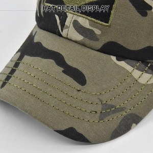 Vue détaillée de la casquette camouflage montrant les coutures et la toile