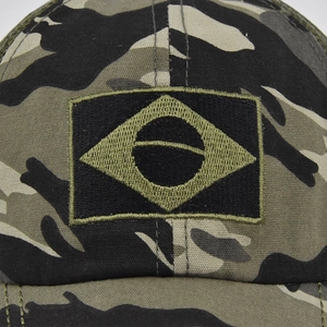 Broderie tactique du drapeau brésilien sur casquette camouflage avec motif forestier