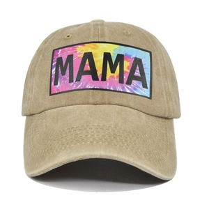 Gedetailleerde close-up van de MAMA graffiti patch op een vintage katoenen baseballpet