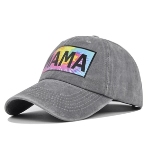 Detail van de MAMA tie-dye patch op een gewassen grijze vintage distressed baseballpet