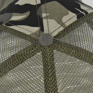 Détail macro de la toile camouflage et du filet respirant vert olive sur une casquette