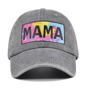 Gewassen houtskoolgrijze katoenen baseballpet met kleurrijke tie-dye MAMA-patch