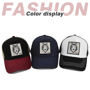 Detailansicht der Trucker-Caps mit Wolf-Stickerei und atmungsaktivem Nylon-Netzgewebe