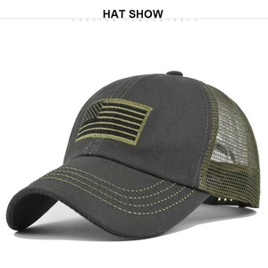 Detail van de tactische Amerikaanse vlag patch op de camouflage mesh trucker pet