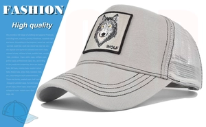 Detaillierte Wolf-Stickerei auf einer hellgrauen Mesh-Trucker-Baseballkappe