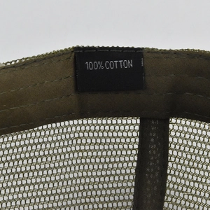 Vue détaillée de l'étiquette de lavage en coton à l'intérieur de la casquette trucker