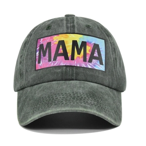 Detail van de MAMA-patch op vintage gewassen grijze honkbalpet met tie-dye ontwerp