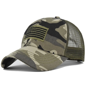 Detailweergave van de geborduurde vlagpatch en meshstof op de camouflage honkbalpet