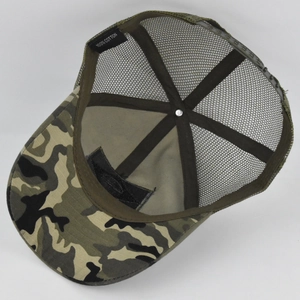 Détails intérieurs de casquette camouflage avec étiquette coton et structure filet