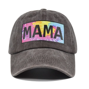 Detail van de vintage grijze canvas pet met kleurrijke MAMA tie-dye patch en borduursel