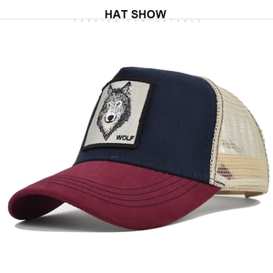 Nahaufnahme von Wolf-Stickerei auf Marine und Burgund Mesh Trucker Baseballkappe