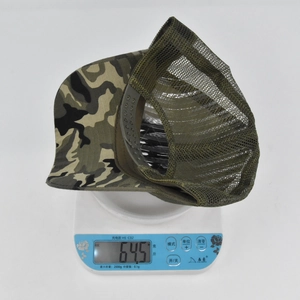 Vue détaillée sur balance montrant la casquette camouflage légère pesant 64,5g