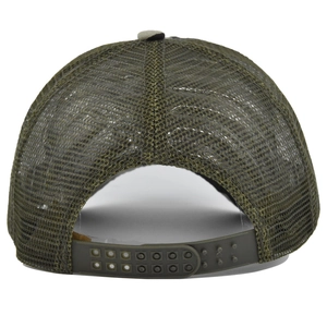 Detail van de olijfgroene trucker pet met ademend mesh en snapback sluiting achteraan