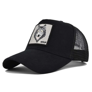 Schwarze Trucker-Mütze mit besticktem Wolf-Patch und atmungsaktivem Mesh-Rücken für Unisex