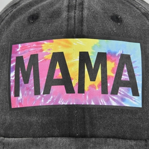 Macrodetail van gewassen zwarte katoenen pet met tie-dye MAMA-tekstopdruk